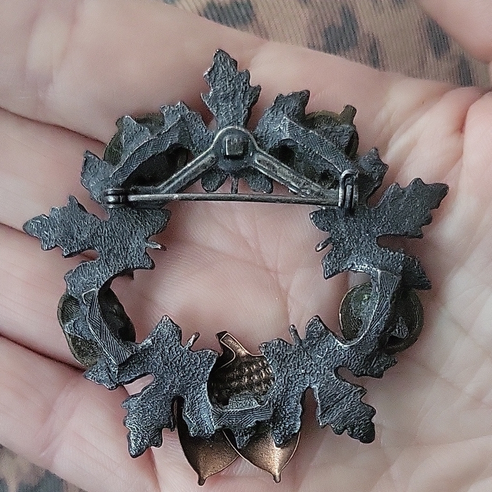 Source Unknown Green And Gold Acorn Brooch - image 3